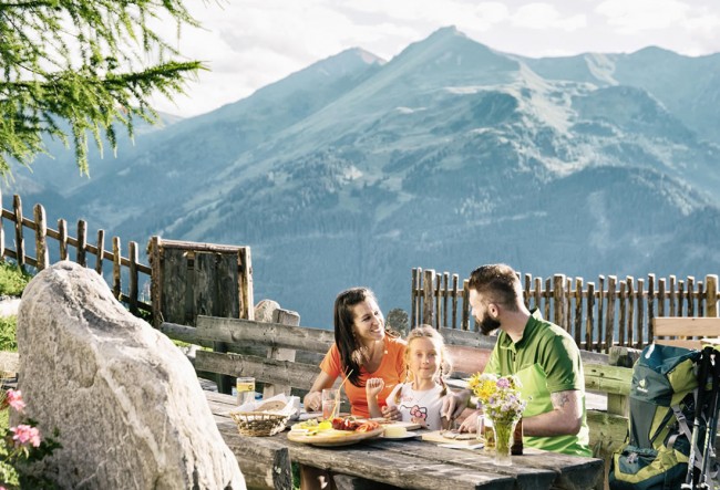 Familie beim Essen auf der Alm im Großarltal © www.grossarltal.info